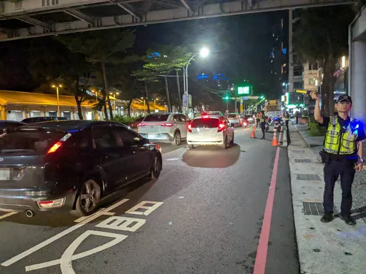 吊車故障 淡水唯一出入道塞爆4小時!新北研議「尖峰禁大車」