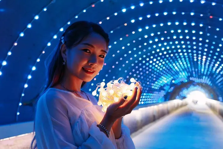 「旗津星空隧道」星空閃爍光影變幻，既美麗又浪漫。觀光局提供