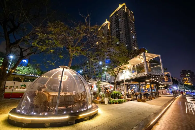 「白色戀人貨櫃屋」浪漫情懷吸引許多情侶打卡。觀光局提供