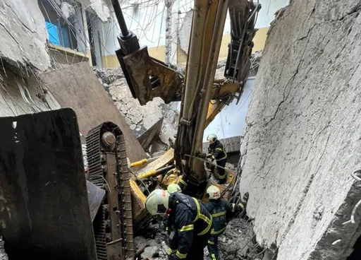 信義區國小整修　怪手連工人4樓墜落！駕駛受困意識不清待救