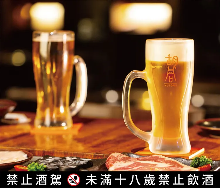 即日起至8/12，凡穿著藍、白、紅任一色前往胡同燒肉用餐，即可獲得啤酒或飲料一杯。業者提供