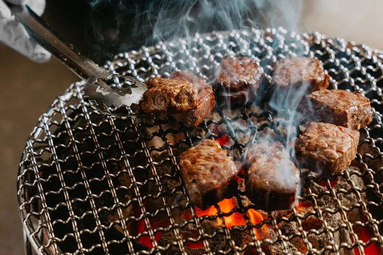 胡同燒肉每一間門市皆使用限量的頂級食材，ISO認證的中央廚房嚴格把關與專車低溫配送，保證食材的新鮮與品質。業者提供