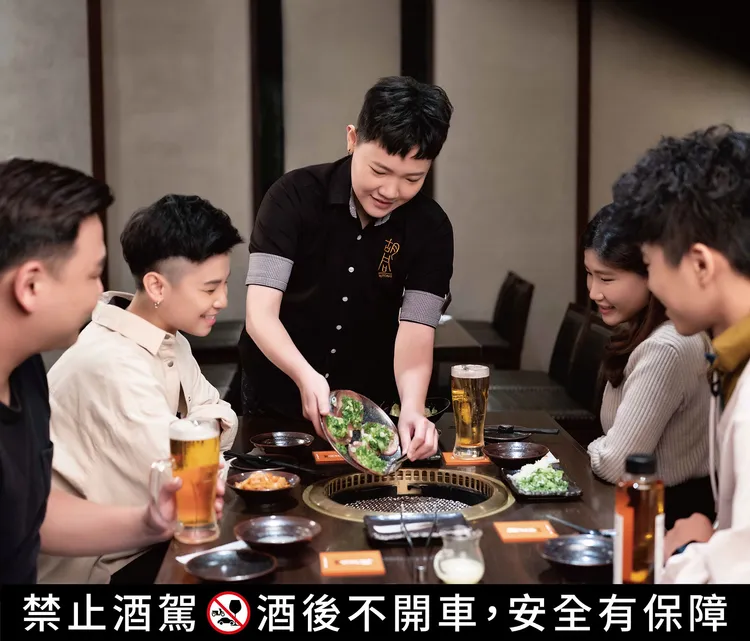 胡同燒肉以職人系精神，提供日式精緻燒肉與專業桌邊服務，讓顧客享受無與倫比的奢華饗宴。業者提供