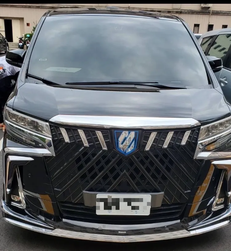 李嫌擁有ALPHARD廂型車被稱「8+9運兵車」。翻攝畫面