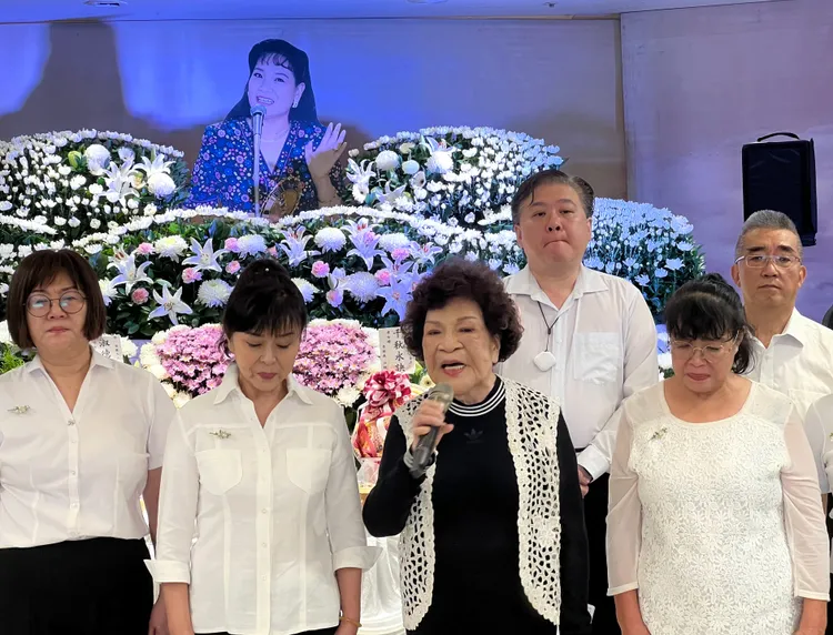 阿姑（中）站在家人身邊致詞。李朝永提供