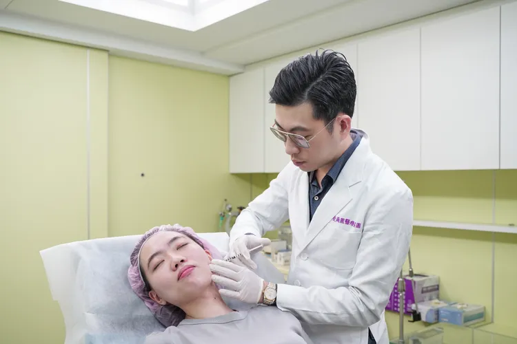 愛爾麗診所王祥至院長提醒醫美愛好者，注意使用的品牌是否有通過衛福部核准，治療前一定要諮詢專業醫生。（圖片提供：愛爾麗診所）