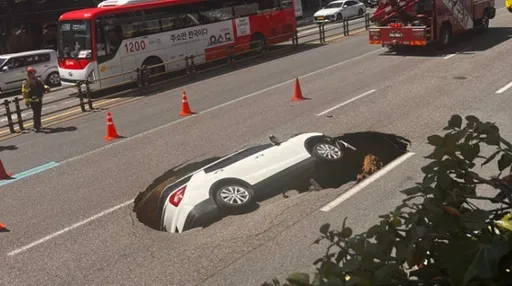 首爾馬路突現天坑!休旅車墜落高齡男女險GG