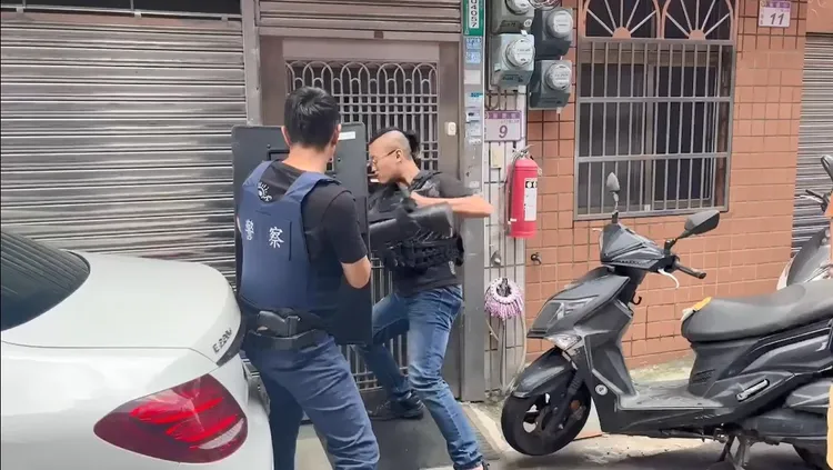 保三警方執行攻堅搜索逮人。警方提供