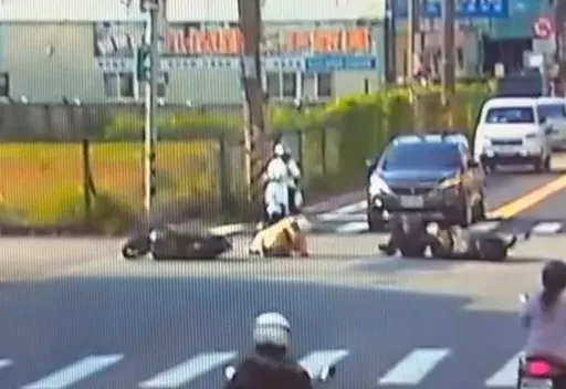 騎士路口突鬼切左轉　2機車連人帶車倒地