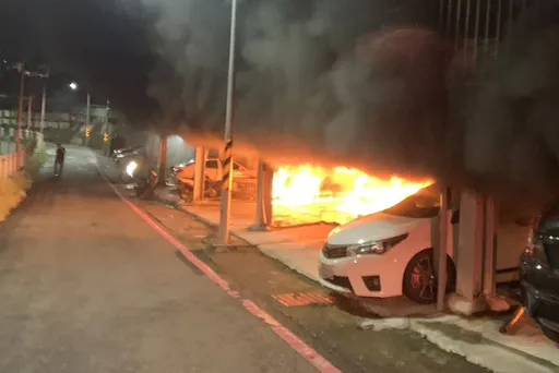 中元節火警!台南宮廟7輛車遭燒毀損失百萬 疑金紙堆起火