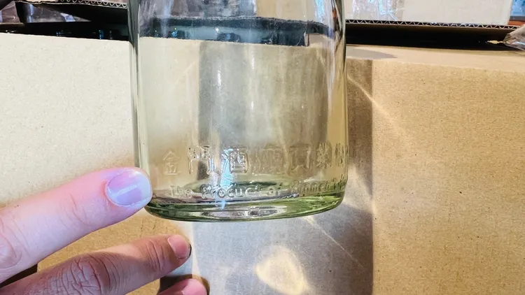 鍾男等人連標籤都偽造，但仍能從外觀看出些微差異性。警方提供