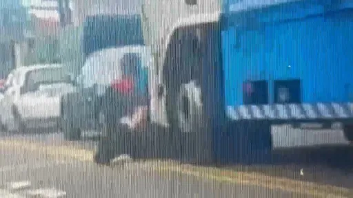 驚悚片|騎士跨違規迴轉遭大貨車連人帶車輾過 神奇的事發生了