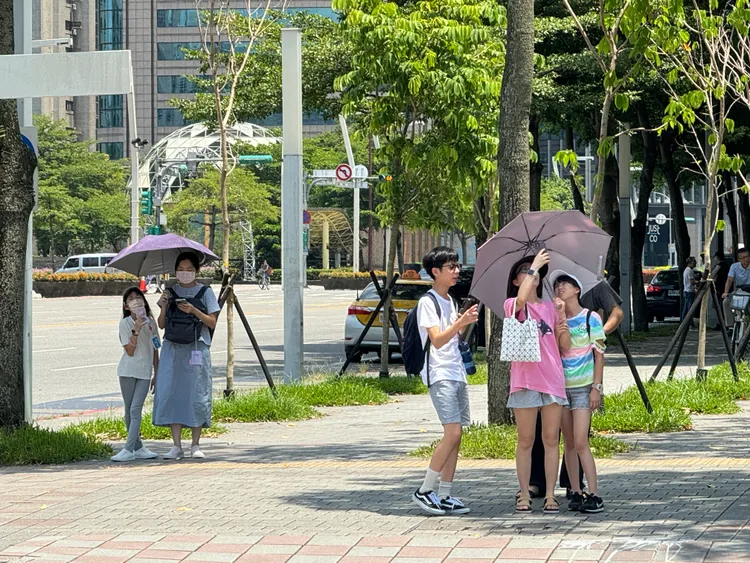 北市人行道。資料照片