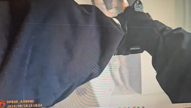 警方以震撼彈攻堅，嚇得何嫌躲進衣櫃內，被警方逮捕。民眾提供