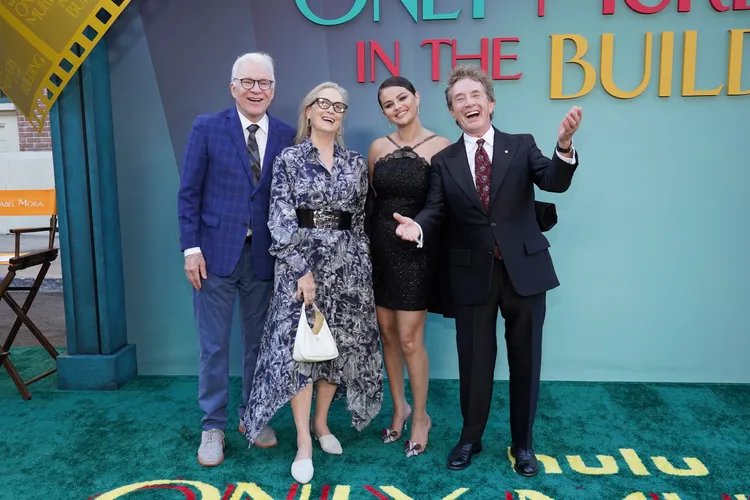 梅姨（左二）與史提夫馬丁（左一）、賽琳娜戈梅茲與馬丁蕭合作愉快。美聯社