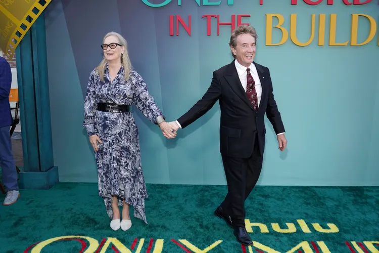 梅姨（左）與馬丁蕭因合作傳出看對眼。美聯社