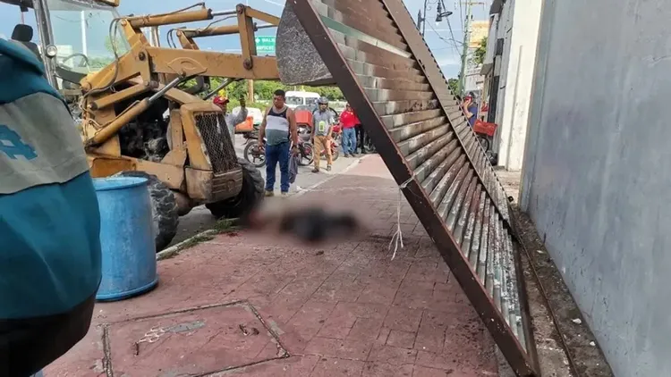 少年在人行道上被鐵門砸死。翻攝自《Diario de Yucatan》