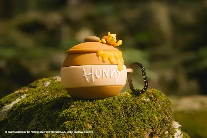 CASETiFY以小熊維尼的探險動力來源「蜂蜜罐」為靈感，打造出「珍藏版蜂蜜罐耳機保護殼」。CASETiFY提供