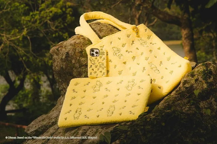 小熊維尼聯名系列推出毛茸茸的觸感的花卉絨毛手機殼、筆記型電腦保護套、小熊托特提袋。CASETiFY提供