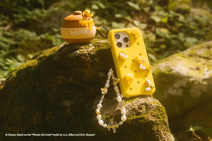 小熊維尼聯名系列推出經典Push-In手機殼。CASETiFY提供