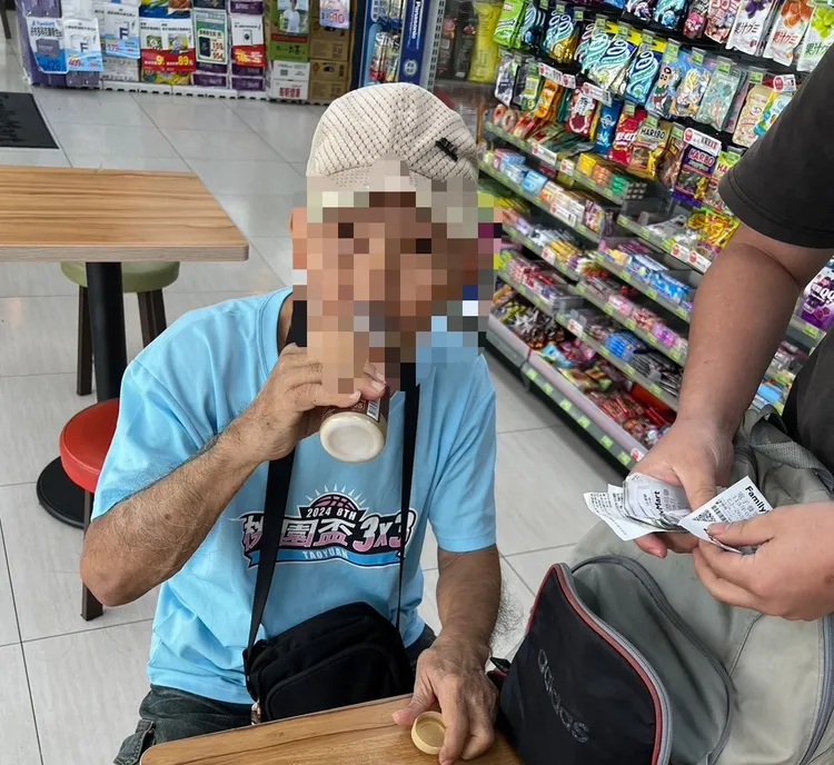 婦人口中的「代理商」是白髮蒼蒼、打扮休閒的77歲翁男。翻攝照片