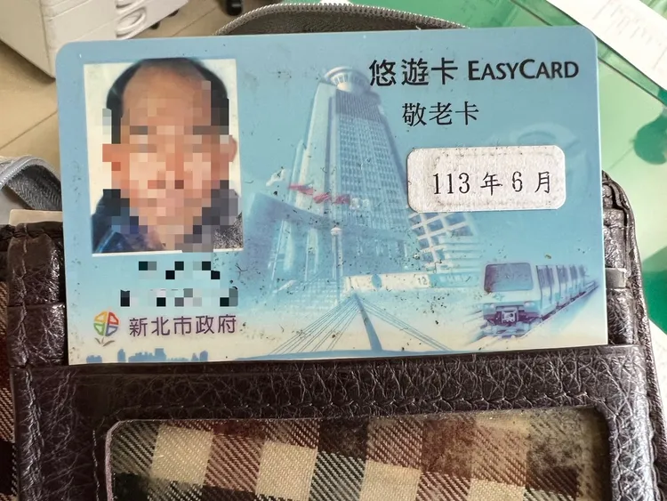翁男被警方抓到，還拿出敬老卡請員警放他一馬。翻攝照片
