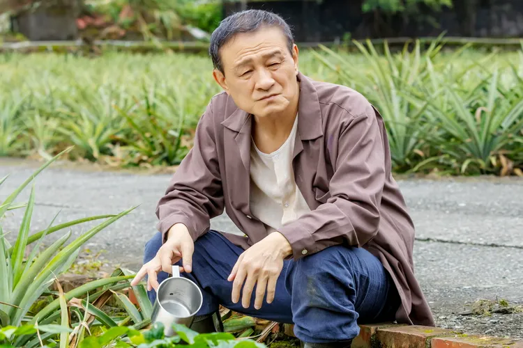 陳慕義扮演輕度失智的鳳梨果農。大愛提供