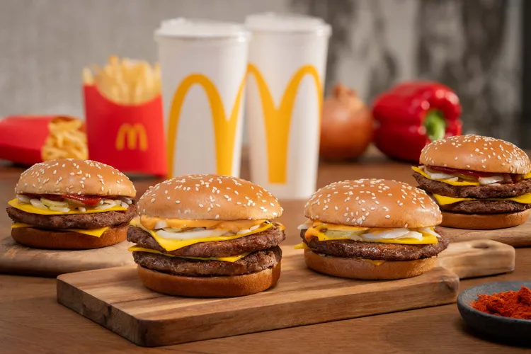 將經典品項四盎司牛肉堡、雙層四盎司牛肉堡，首次搭配許多人愛用來沾雞塊的肯瓊醬。麥當勞提供