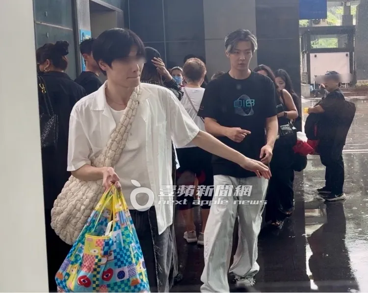 炎亞綸準備走進南港車站時，Xuan提著包包率先走在前面幫忙開路。特勤中心攝