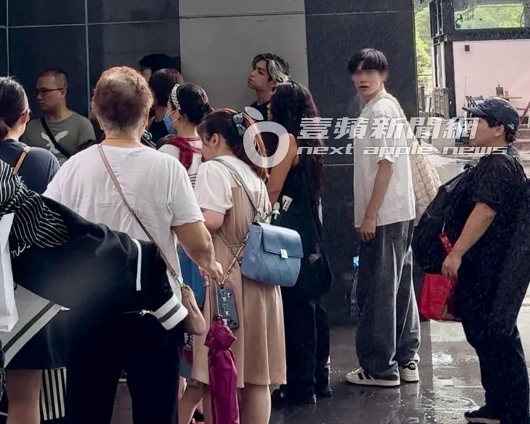 炎亞綸等待電梯時，Xuan跟在後面提包包。特勤中心攝