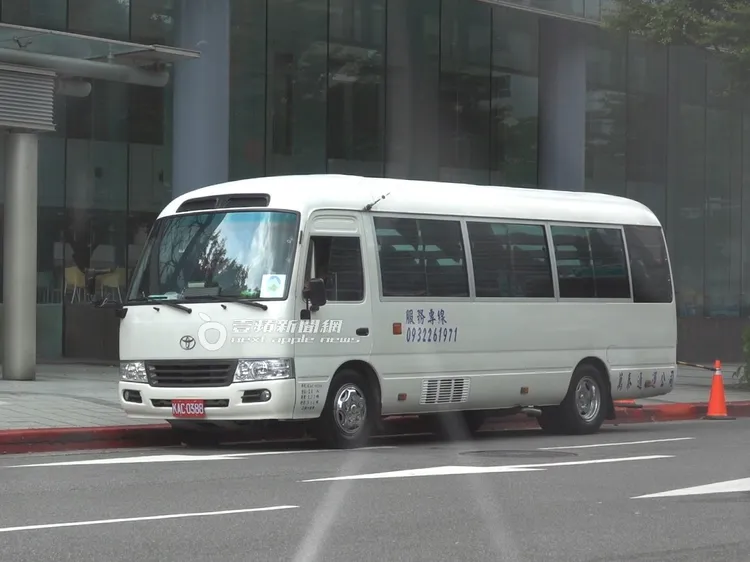 炎亞綸積極宣傳新戲《Q18量子預言》，特映會結束，小巴士停在鴻海研究院門口準備繼續跑行程。特勤中心攝