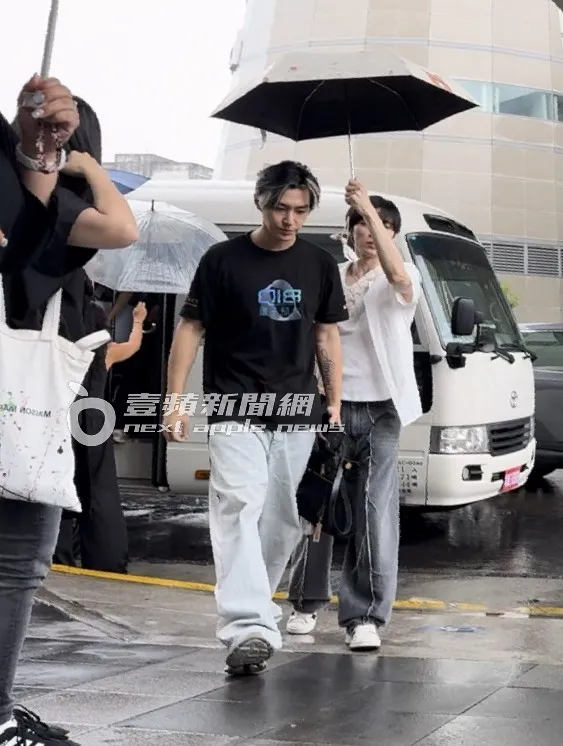 炎亞綸（中）積極復出宣傳新戲《Q18量子預言》，穿著宣傳服下巴士到高鐵站趕行程，Xuan替他撐傘。特勤中心攝