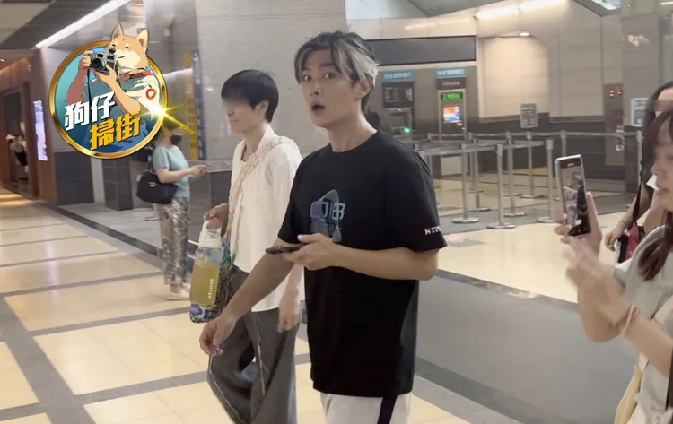 炎亞綸（右）七夕情人節認愛，和助理Xuan搭高鐵跑行程，驚見粉絲愛相隨露出驚訝表情。特勤中心攝