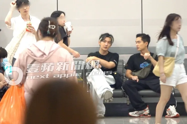 進站後，炎亞綸與石知田閒聊，Xuan則站在一旁等候。特勤中心攝