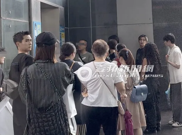 炎亞綸與助理Xuan、石知田搭小巴到南港車站等電梯，吸引大票粉絲圍觀。特勤中心攝