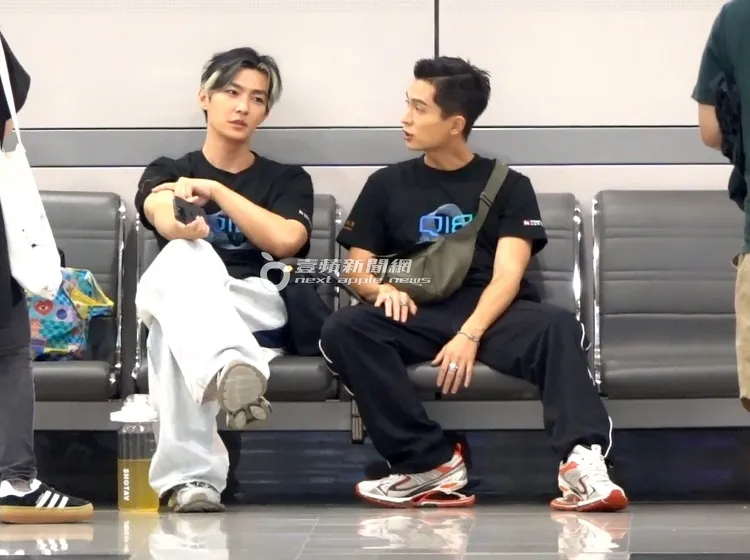 炎亞綸（左）與石知田坐在高鐵南港站月台等車南下宣傳新戲。特勤中心攝