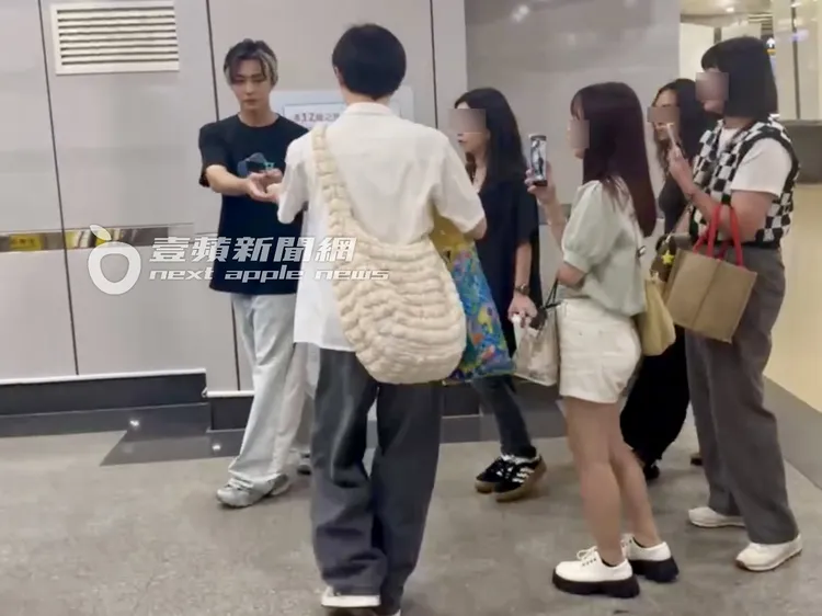 炎亞綸（左）從Xuan手中拿走高鐵票，隨後走進月台候車。特勤中心攝