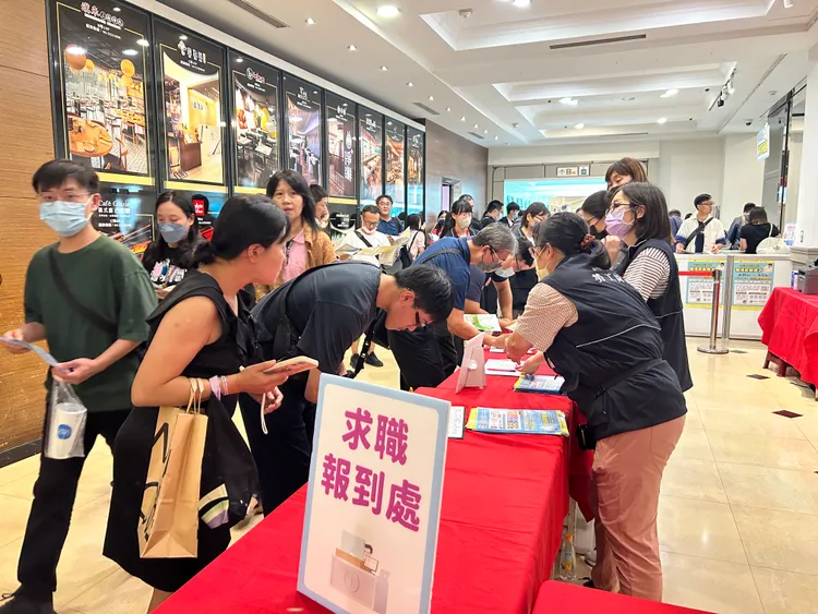 民眾求職踴躍。中友提供