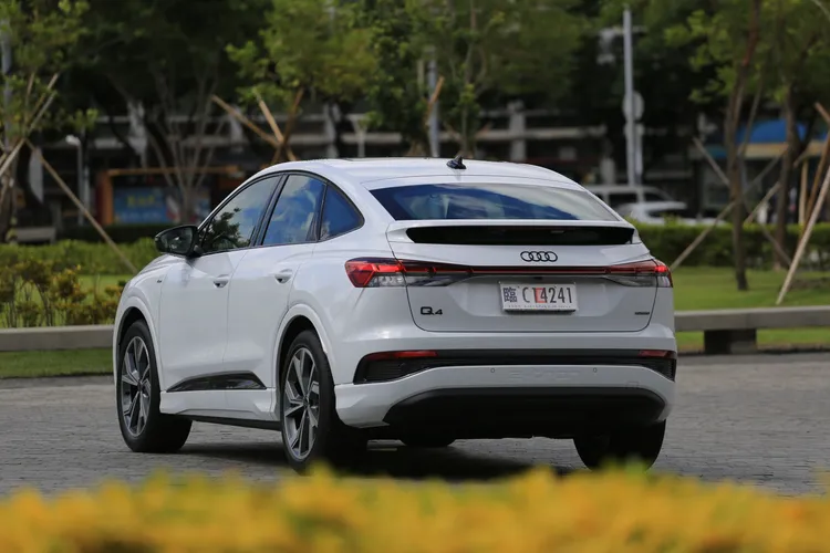 除了斜背流線D柱之外，Q4 e-tron Sportback後葉子鈑上一道明顯的肩線，則提煉出此車的力量感，順勢將車尾上提，以浮空於貫穿式尾燈之上的尾翼帶出整體視覺的層次感。林浩昇攝