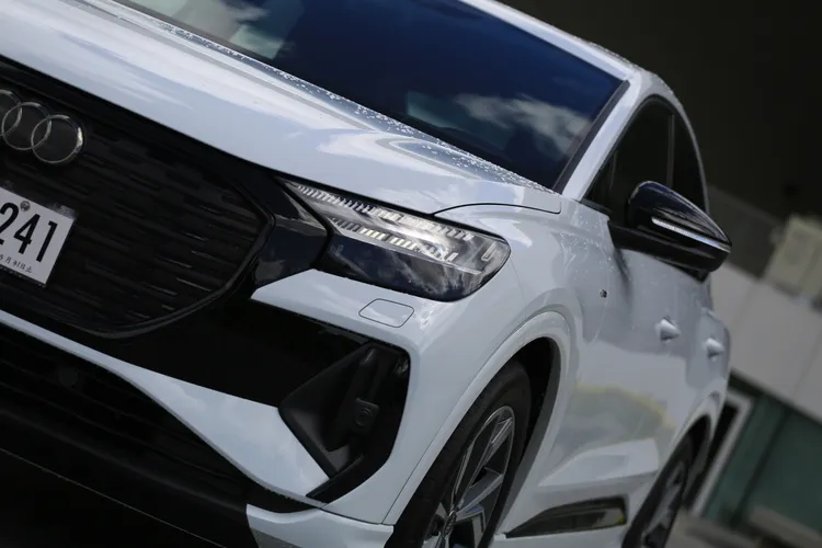 車頭搭配大面積黑色封閉式的水箱護罩，55 quattro S line標配的Matrix LED智慧型頭燈，內部日行燈光源能透過車內螢幕切換風格。林浩昇攝