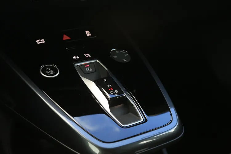 在實體按鍵的雙區恆溫空調介面之下，則是線傳撥桿操作的排檔設計，縮小的體積能有效提升周邊置物機能。林浩昇攝