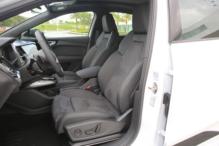 前座兩張電動調整的類麂皮 / 皮革包覆跑車座椅，優異的包覆性與支撐性，確實提升不少駕馭戰鬥氛圍。林浩昇攝