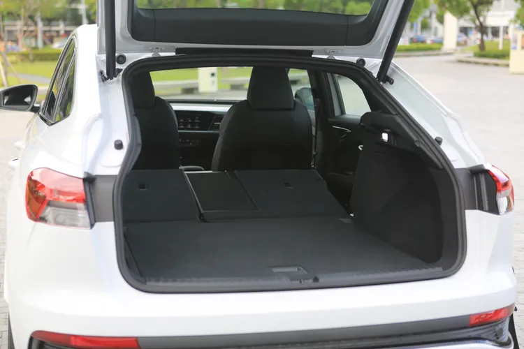 Q4 e-tron Sportback 55後座採4/2/4分離式設計，基本乘坐模式下行李箱容積535公升，最大可擴充至1460公升。林浩昇攝