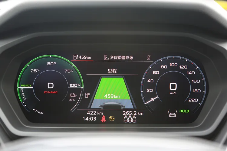 在獨特的四輻式S line立體運動方向盤之後，標準配備了10.25吋的數位儀表板。林浩昇攝