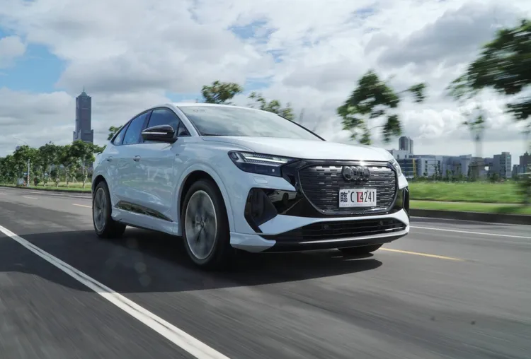 Q4 e-tron Sportback 55 quattro在S line套件降低15mm的車高，以及強化後的避震器阻尼，搭配四輪驅動的加持，確實帶來Audi擅長的操控激情與穩定性。林浩昇攝