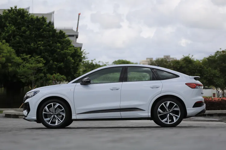 Q4 e-tron / Q4 e-tron Sportback車長設定在4588mm便利都會通勤使用的主流尺碼，卻能帶來2764mm媲美傳統中大型車的軸距規模。林浩昇攝