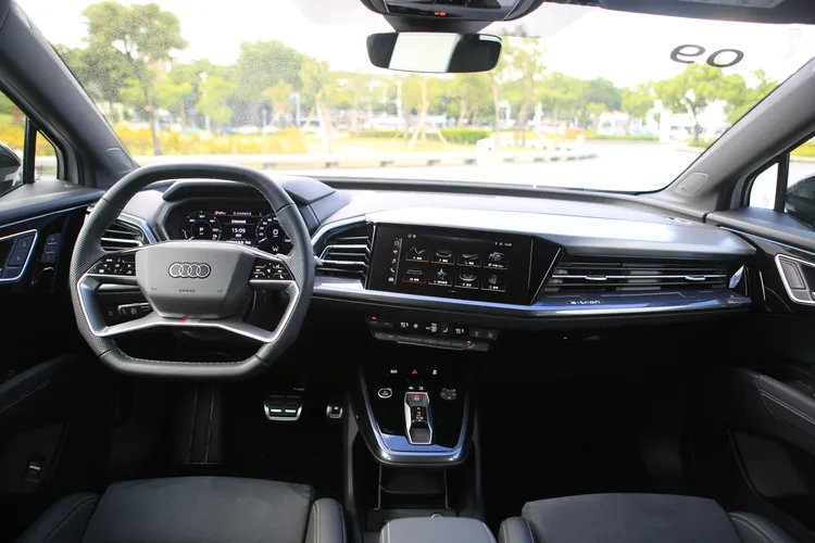 車艙在既有的Audi豪華運動元素中，注入了電車必須具備的後現代簡約手法，水平式的中控台空調出風口線條，仍舊以亮面黑色飾板、類金屬飾板點綴出精品化的氛圍。林浩昇攝