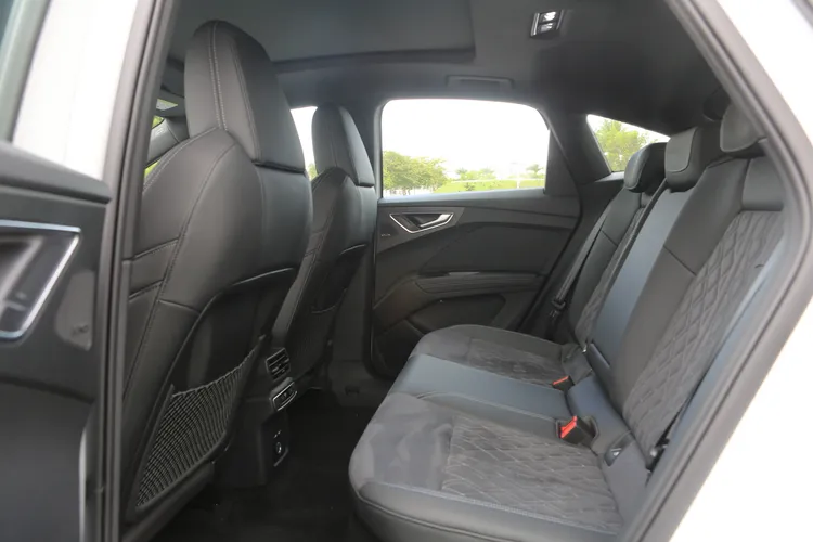 在2764mm軸距的優勢下，Q4 e-tron Sportback 55即使是跑旅外型，也能擁有充裕的膝部空間，頭部空間也仍有不少餘裕。林浩昇攝