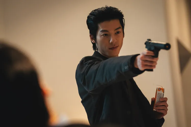 許光漢開拍前有花2周的時間學拿槍、套招的動作。Disney+提供