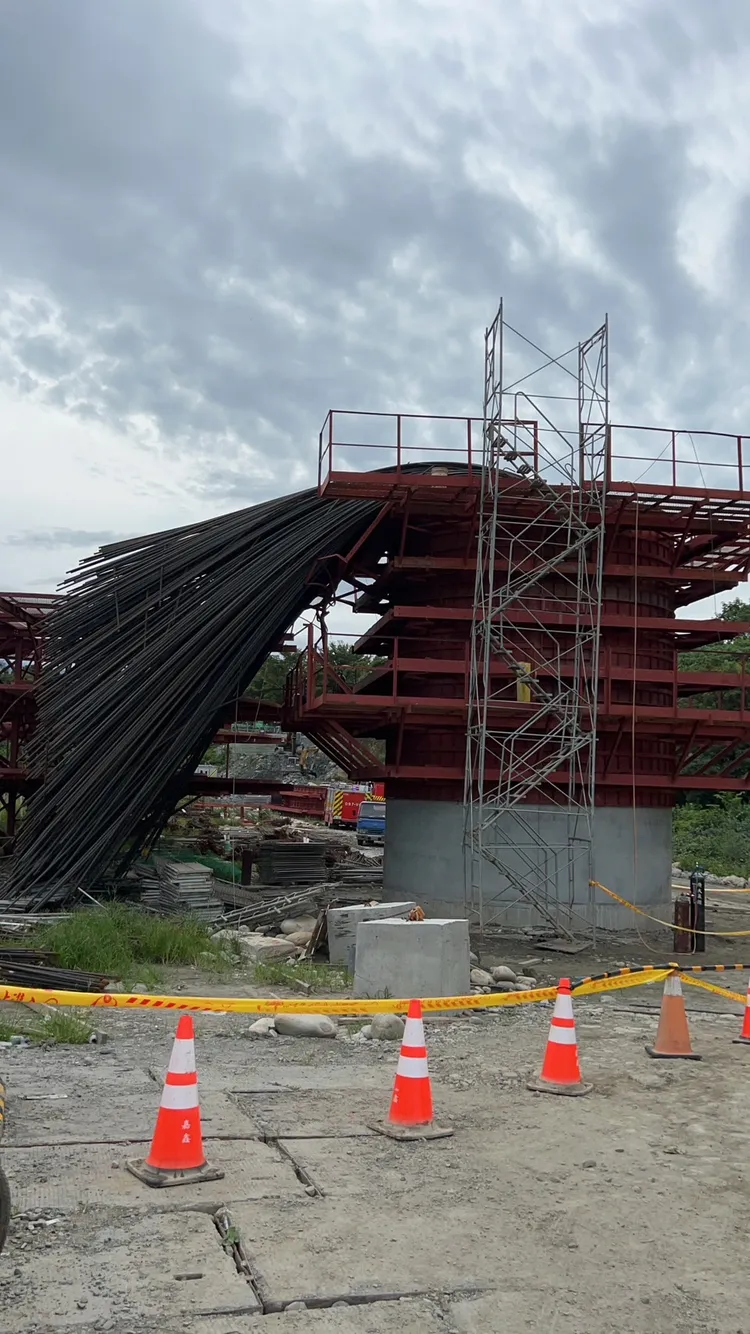 大量鋼筋倒塌壓死在基座的移工。民眾提供